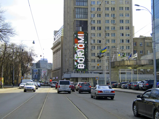 Цифрова панель 18.24x5.76,  Свободы пл., 7, Тринклера ул. - Независимости пр-т, гост. Харьков, в центр (напротив Kharkiv Palace Hotel)