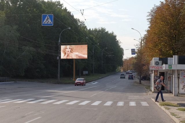 Призма 6x3,  Деревянко ул. (напротив д. № 16), в центр